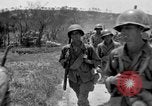 Standbild 305th Infantry Division 77 Yuza Okinawa Ryukyu Inseln, 1945, aus Sekunde 40 historischem Filmmaterial Videoclip 65675052954