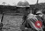 Standbild 305th Infantry Division 77 Yuza Okinawa Ryukyu Inseln, 1945, aus Sekunde 41 historischem Filmmaterial Videoclip 65675052954