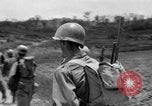 Standbild 305th Infantry Division 77 Yuza Okinawa Ryukyu Inseln, 1945, aus Sekunde 42 historischem Filmmaterial Videoclip 65675052954