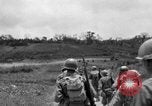 Standbild 305th Infantry Division 77 Yuza Okinawa Ryukyu Inseln, 1945, aus Sekunde 44 historischem Filmmaterial Videoclip 65675052954