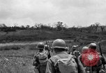 Standbild 305th Infantry Division 77 Yuza Okinawa Ryukyu Inseln, 1945, aus Sekunde 45 historischem Filmmaterial Videoclip 65675052954