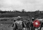 Standbild 305th Infantry Division 77 Yuza Okinawa Ryukyu Inseln, 1945, aus Sekunde 46 historischem Filmmaterial Videoclip 65675052954