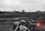 Standbild 305th Infantry Division 77 Yuza Okinawa Ryukyu Inseln, 1945, aus Sekunde 47 historischem Filmmaterial Videoclip 65675052954
