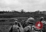 Standbild 305th Infantry Division 77 Yuza Okinawa Ryukyu Inseln, 1945, aus Sekunde 48 historischem Filmmaterial Videoclip 65675052954