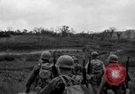 Standbild 305th Infantry Division 77 Yuza Okinawa Ryukyu Inseln, 1945, aus Sekunde 50 historischem Filmmaterial Videoclip 65675052954
