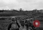 Standbild 305th Infantry Division 77 Yuza Okinawa Ryukyu Inseln, 1945, aus Sekunde 51 historischem Filmmaterial Videoclip 65675052954