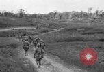 Standbild 305th Infantry Division 77 Yuza Okinawa Ryukyu Inseln, 1945, aus Sekunde 52 historischem Filmmaterial Videoclip 65675052954