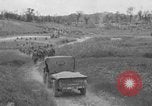 Standbild 305th Infantry Division 77 Yuza Okinawa Ryukyu Inseln, 1945, aus Sekunde 62 historischem Filmmaterial Videoclip 65675052954