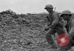 Standbild 305th Infantry Division 77 Yuza Okinawa Ryukyu Inseln, 1945, aus Sekunde 9 historischem Filmmaterial Videoclip 65675052955