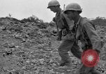 Standbild 305th Infantry Division 77 Yuza Okinawa Ryukyu Inseln, 1945, aus Sekunde 10 historischem Filmmaterial Videoclip 65675052955