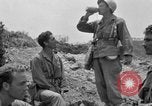 Standbild 305th Infantry Division 77 Yuza Okinawa Ryukyu Inseln, 1945, aus Sekunde 38 historischem Filmmaterial Videoclip 65675052955