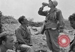 Standbild 305th Infantry Division 77 Yuza Okinawa Ryukyu Inseln, 1945, aus Sekunde 40 historischem Filmmaterial Videoclip 65675052955