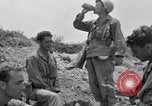 Standbild 305th Infantry Division 77 Yuza Okinawa Ryukyu Inseln, 1945, aus Sekunde 41 historischem Filmmaterial Videoclip 65675052955
