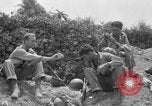 Standbild 305th Infantry Division 77 Yuza Okinawa Ryukyu Inseln, 1945, aus Sekunde 47 historischem Filmmaterial Videoclip 65675052955