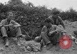 Standbild 305th Infantry Division 77 Yuza Okinawa Ryukyu Inseln, 1945, aus Sekunde 51 historischem Filmmaterial Videoclip 65675052955
