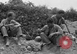Standbild 305th Infantry Division 77 Yuza Okinawa Ryukyu Inseln, 1945, aus Sekunde 52 historischem Filmmaterial Videoclip 65675052955