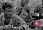 Standbild 305th Infantry Division 77 Yuza Okinawa Ryukyu Inseln, 1945, aus Sekunde 59 historischem Filmmaterial Videoclip 65675052955