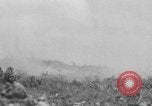 Standbild 305th Infantry Division 77 Yuza Okinawa Ryukyu Inseln, 1945, aus Sekunde 36 historischem Filmmaterial Videoclip 65675052956