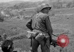 Standbild 305th Infantry Division 77 Yuza Okinawa Ryukyu Inseln, 1945, aus Sekunde 13 historischem Filmmaterial Videoclip 65675052957