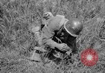 Standbild 305th Infantry Division 77 Yuza Okinawa Ryukyu Inseln, 1945, aus Sekunde 25 historischem Filmmaterial Videoclip 65675052957