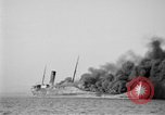 Standbild Frachtschiff auf Feuer im Ozean Atlantik, 1923, aus Sekunde 12 historischem Filmmaterial Videoclip 65675053003