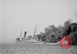 Standbild Frachtschiff auf Feuer im Ozean Atlantik, 1923, aus Sekunde 13 historischem Filmmaterial Videoclip 65675053003