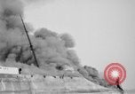 Standbild Frachtschiff auf Feuer im Ozean Atlantik, 1923, aus Sekunde 22 historischem Filmmaterial Videoclip 65675053003