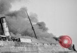 Standbild Frachtschiff auf Feuer im Ozean Atlantik, 1923, aus Sekunde 25 historischem Filmmaterial Videoclip 65675053003