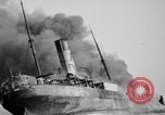 Standbild Frachtschiff auf Feuer im Ozean Atlantik, 1923, aus Sekunde 30 historischem Filmmaterial Videoclip 65675053003