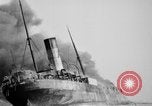 Standbild Frachtschiff auf Feuer im Ozean Atlantik, 1923, aus Sekunde 32 historischem Filmmaterial Videoclip 65675053003
