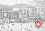 Immagine di La Porta di Brandeburgo Berlino Germania, 1923, secondo 13 filmato di repertorio 65675053004