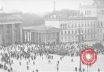 Immagine di La Porta di Brandeburgo Berlino Germania, 1923, secondo 16 filmato di repertorio 65675053004