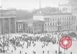 Immagine di La Porta di Brandeburgo Berlino Germania, 1923, secondo 19 filmato di repertorio 65675053004