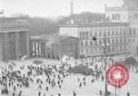 Immagine di La Porta di Brandeburgo Berlino Germania, 1923, secondo 20 filmato di repertorio 65675053004