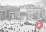 Immagine di La Porta di Brandeburgo Berlino Germania, 1923, secondo 23 filmato di repertorio 65675053004