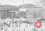 Immagine di La Porta di Brandeburgo Berlino Germania, 1923, secondo 32 filmato di repertorio 65675053004