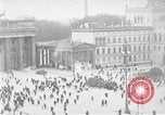 Immagine di La Porta di Brandeburgo Berlino Germania, 1923, secondo 33 filmato di repertorio 65675053004