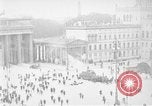 Immagine di La Porta di Brandeburgo Berlino Germania, 1923, secondo 34 filmato di repertorio 65675053004