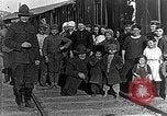 Image réfugiés russes posent pour appareil photo Vladivostok Russie, 1918, de la seconde 6 séquences d'archives historiques vidéo 65675053021