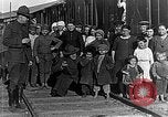 Image réfugiés russes posent pour appareil photo Vladivostok Russie, 1918, de la seconde 7 séquences d'archives historiques vidéo 65675053021