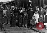 Image réfugiés russes posent pour appareil photo Vladivostok Russie, 1918, de la seconde 8 séquences d'archives historiques vidéo 65675053021