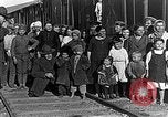 Image réfugiés russes posent pour appareil photo Vladivostok Russie, 1918, de la seconde 9 séquences d'archives historiques vidéo 65675053021