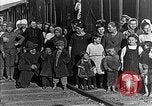 Image réfugiés russes posent pour appareil photo Vladivostok Russie, 1918, de la seconde 10 séquences d'archives historiques vidéo 65675053021