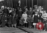 Image réfugiés russes posent pour appareil photo Vladivostok Russie, 1918, de la seconde 11 séquences d'archives historiques vidéo 65675053021