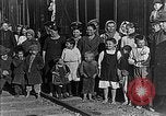 Image réfugiés russes posent pour appareil photo Vladivostok Russie, 1918, de la seconde 12 séquences d'archives historiques vidéo 65675053021