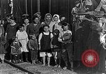 Image réfugiés russes posent pour appareil photo Vladivostok Russie, 1918, de la seconde 14 séquences d'archives historiques vidéo 65675053021