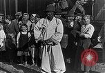 Image réfugiés russes posent pour appareil photo Vladivostok Russie, 1918, de la seconde 16 séquences d'archives historiques vidéo 65675053021