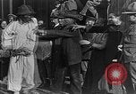 Image réfugiés russes posent pour appareil photo Vladivostok Russie, 1918, de la seconde 17 séquences d'archives historiques vidéo 65675053021