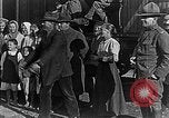 Image réfugiés russes posent pour appareil photo Vladivostok Russie, 1918, de la seconde 18 séquences d'archives historiques vidéo 65675053021