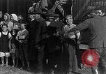 Image réfugiés russes posent pour appareil photo Vladivostok Russie, 1918, de la seconde 19 séquences d'archives historiques vidéo 65675053021